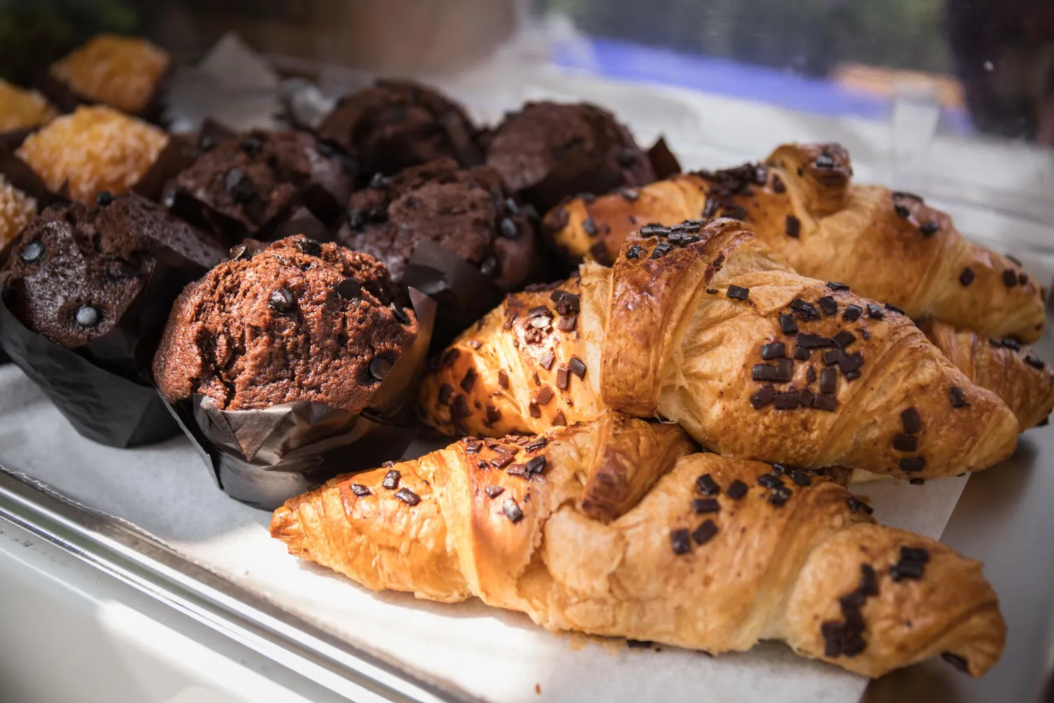 Primer plano del pan en el plato